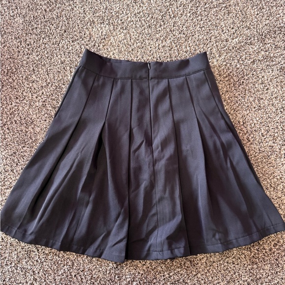 Dazy Pleated Skirt - Picture 3 of 3